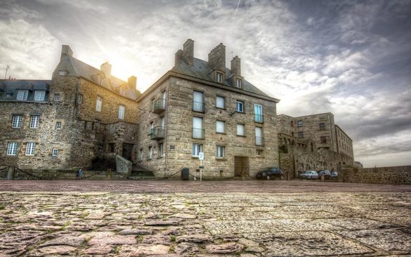 Classe de mer de Saint-Malo au Mont-Saint-Michel | Élément Terre - © Lima Pix-Flickr - maisons de Saint Malo