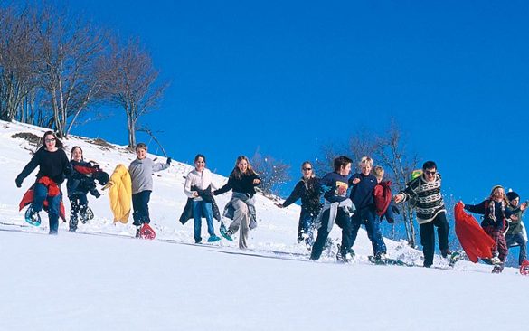 Classe de montagne en hiver en Auvergne | Élément Terre - raquettes et jeux en Auvergne