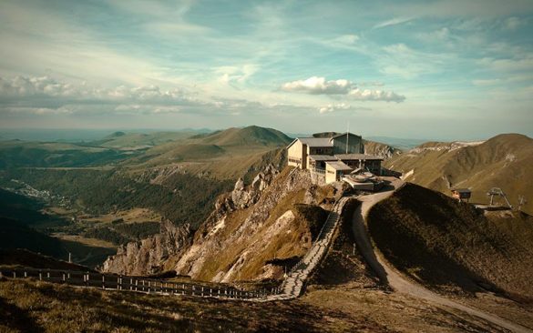 Classe de montagne printemps/automne en Auvergne | Élément Terre - © Alpha du centaure-Flickr - sommet du puy de Sancy