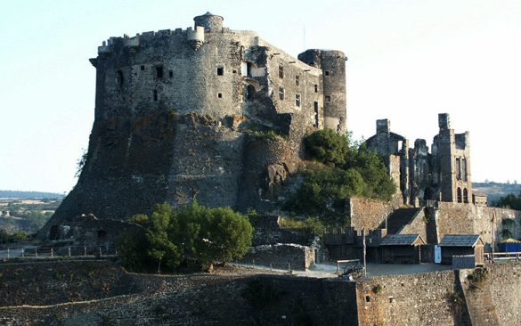 château de Murol - classe médiévale avec Élément Terre en Auvergne
