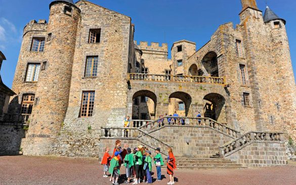 cour du château de Murol - classe médiévale avec Élément Terre en Auvergne