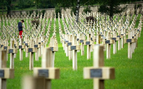 Verdun, l’encyclopédie de la Première Guerre Mondiale | Élément terre - © Wytze Alers - cimetière français