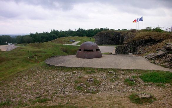 Verdun, l’encyclopédie de la Première Guerre Mondiale | Élément terre - © bartlinssen1968 - tourelle de mitrailleuse à Verdun