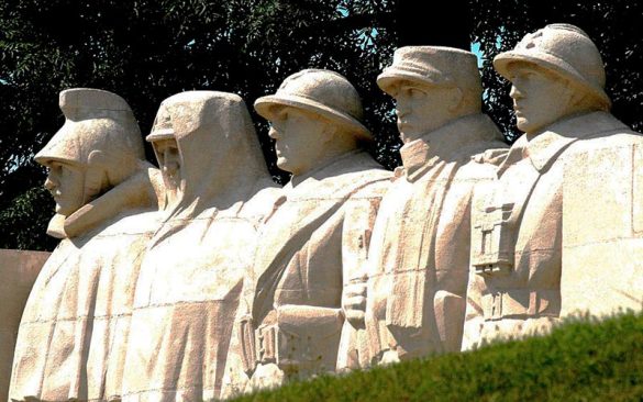 Verdun, l’encyclopédie de la Première Guerre Mondiale | Élément Terre - monument aux soldats