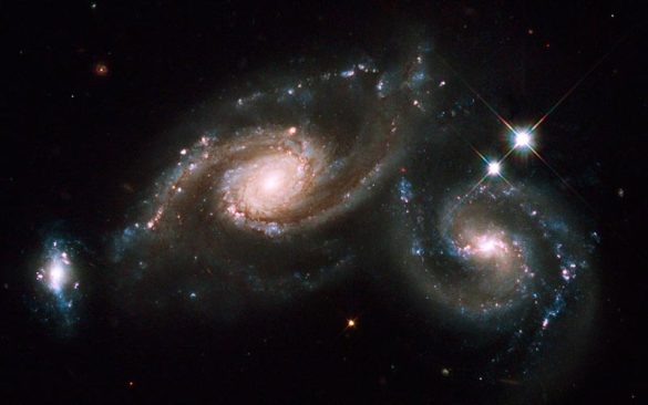 Astronomie en Auvergne | Élément Terre - © Hubble Heritage-Flickr - Galaxy Triplet Arp 274